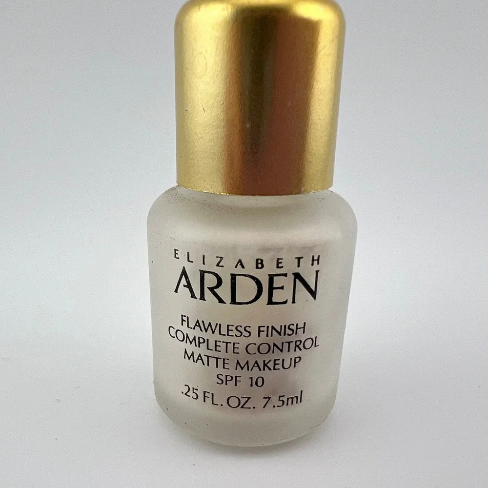 Elizabeth Arden Flawless Finish Matte Makeup Mini .25 oz Vintage Half Full